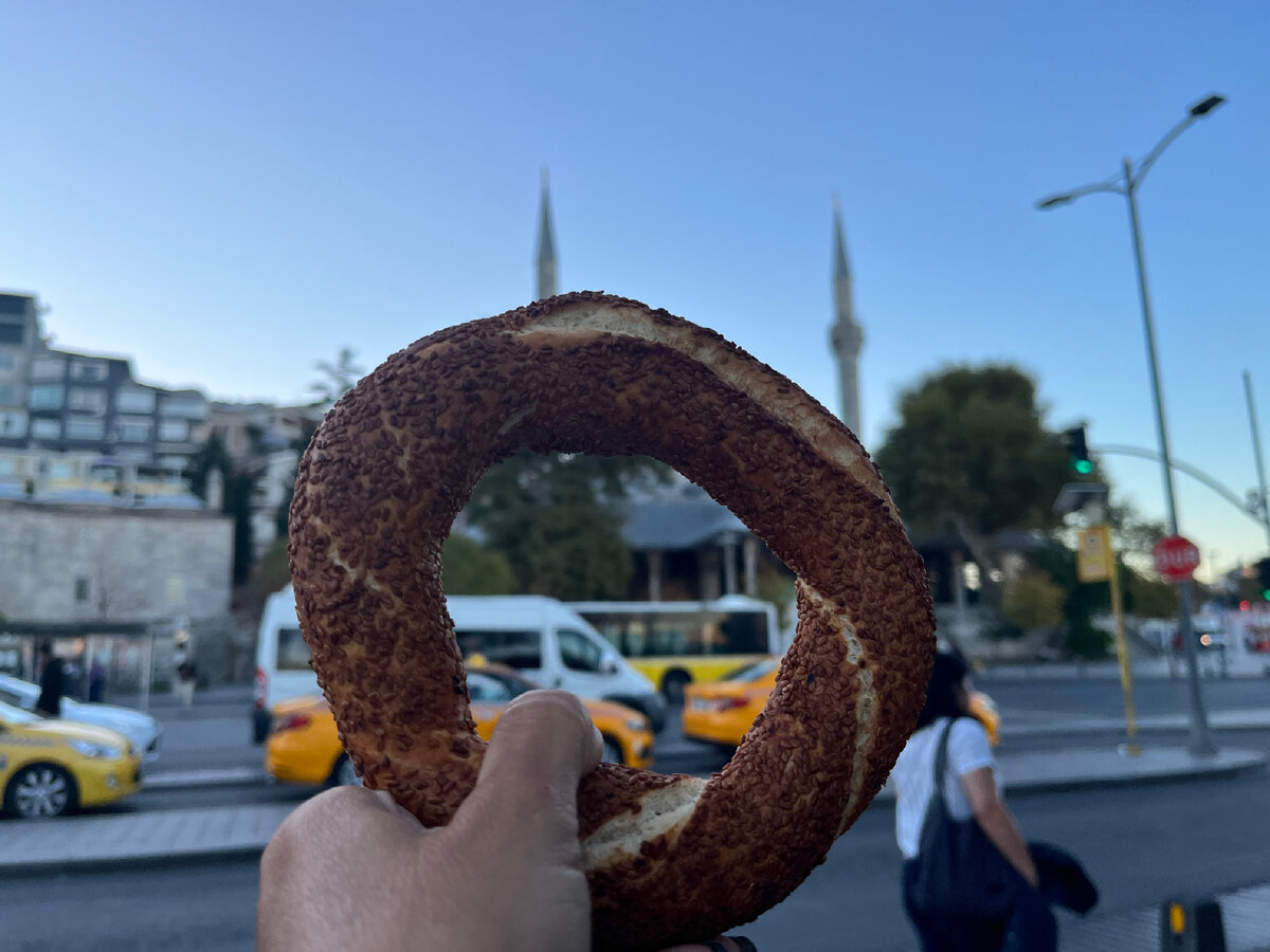 Я смотрю на Стамбул исключительно через бублик Симит. Фото автора 