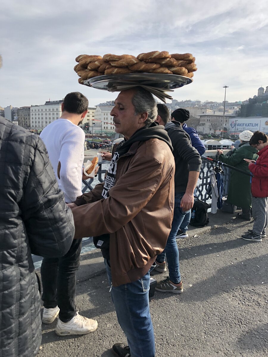 Продавец симитов. Пока у меня бублики В голове, у этого джентельмена они НА голове. Типичный продавец Стамбула. Фото автора. 