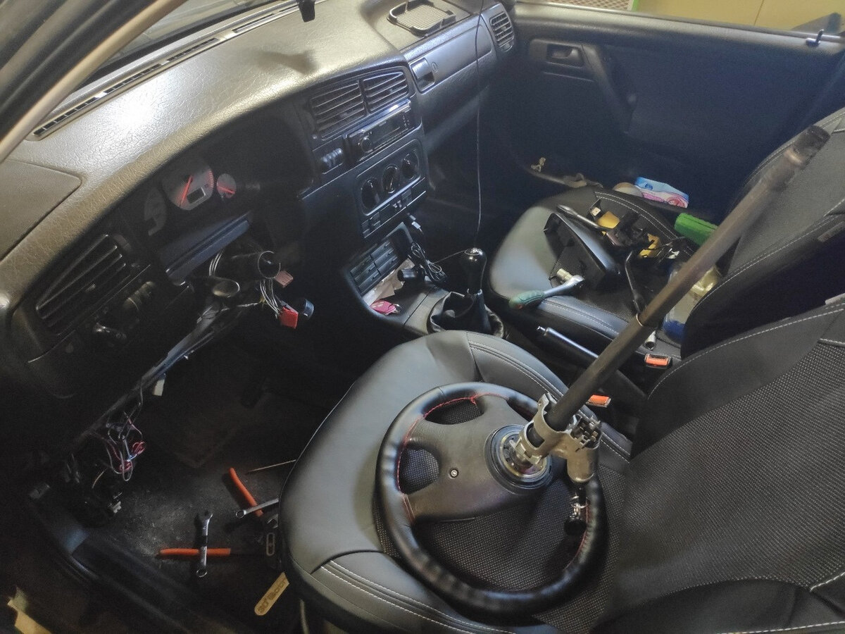 Не пугайтесь, руль с колонкой был снят для замены КГЗЗ) для ремонта сигнала этого не потребуется!