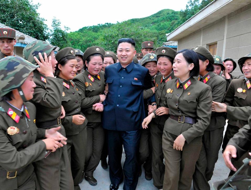 что надевает женщина раз в году загадка. имидж стилист. гардероб женщины. что женщина одевает 1. шкаф для одежды.