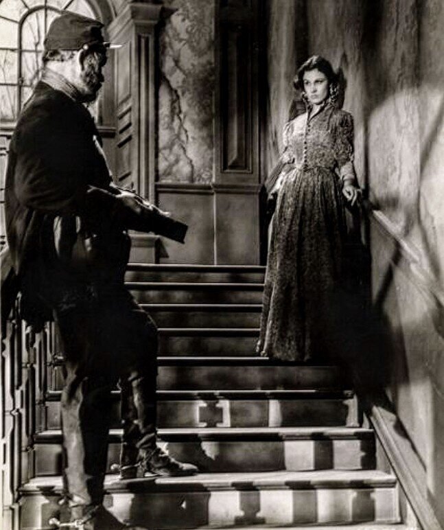 Сейчас Скарлет застрелит грабителя, обшарит его карманы и закопает тело на огороде