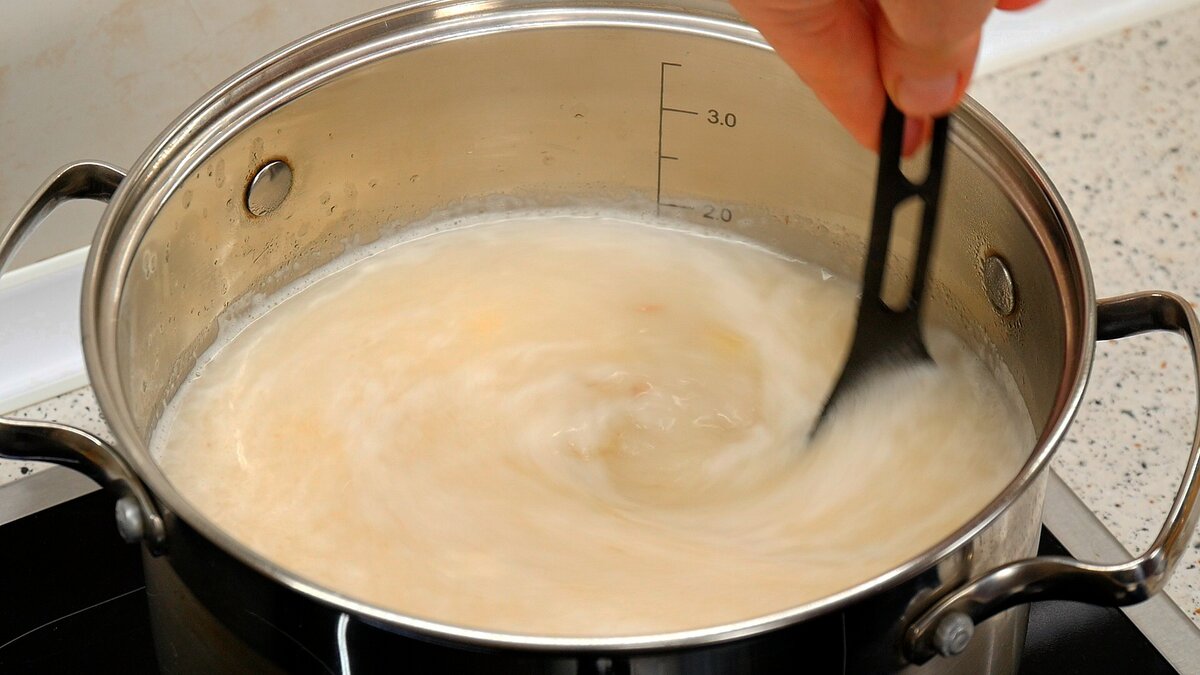 Сырая картошка. Картошка на столе кухонном одна штука. Сон сырой картофель. Приснилась картошка. Запеченная луковица с льняным маслом.