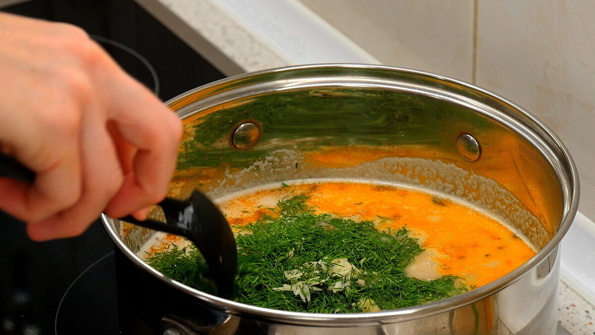 Уха архиерейская жидкая основа. Ставрида суп. Уха из щуки. Какую зелень добавляют в уху. Доминиканский суп санкочо.