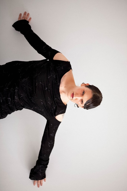 фотограф и фотомодель. фотомодель на съемках. фотограф в студии. съемка в фотостудии. фотосъемка в фотостудии.