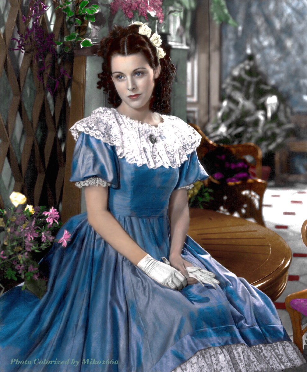Кто-то решил расскрасить. В фильме платье розовое. Ещё сразу мысли возникают о Бонни Блу Батлер и в книге "Скарлетт" помнится для героини шили скромное голубое платье