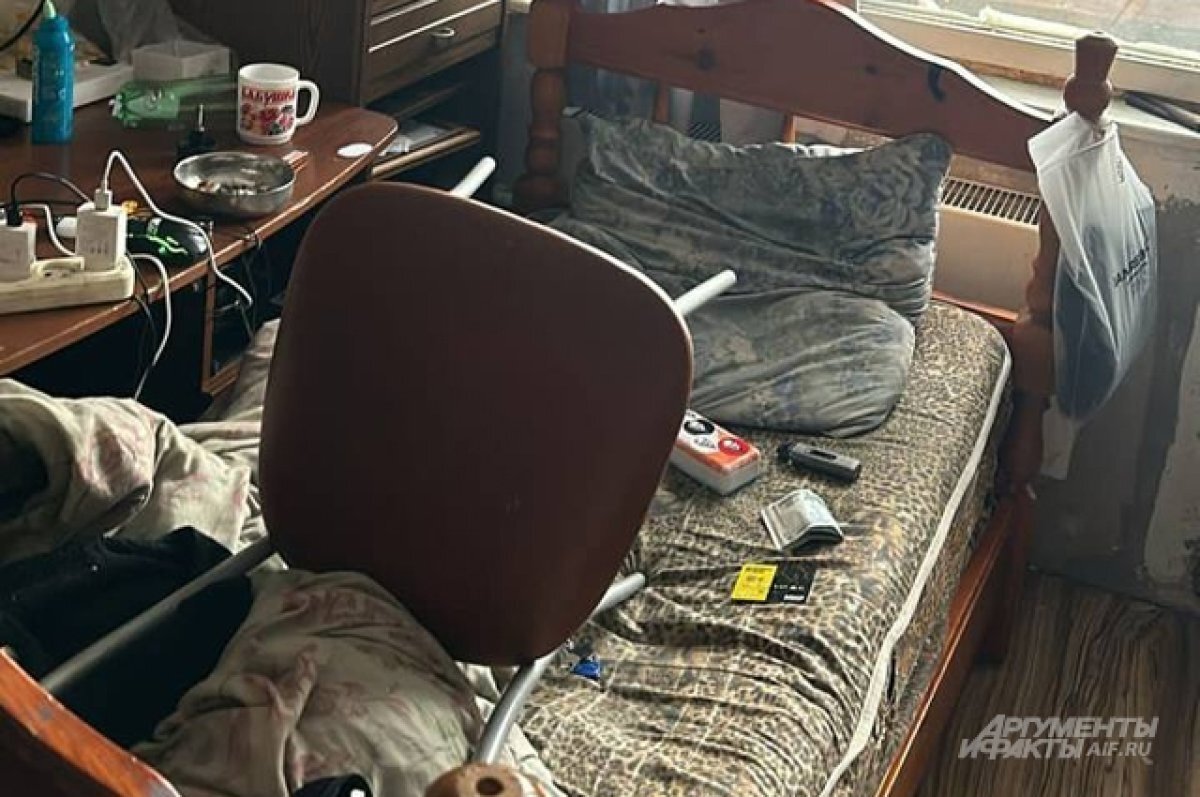    Три трупа в квартире.