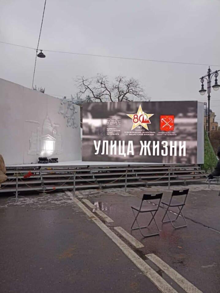 Улица жизни на Манежной площади.