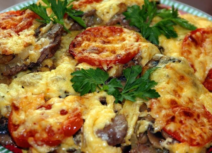 Маринованный шашлык в кастрюле. Мясо лук майонез. Мясо с луком в духовке. Маринад с майонезом для свинины. Мясо по французски фото.