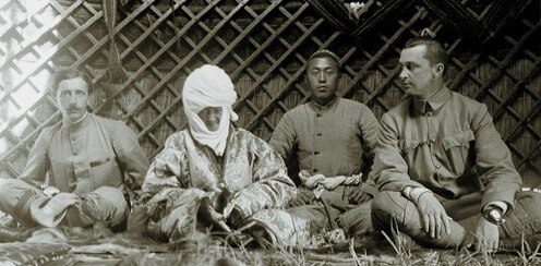 Густав Маннергейм и французский востоковед Поль Пеллио в юрте Курманджан-датки. Фото с ресурса  Wikipedia