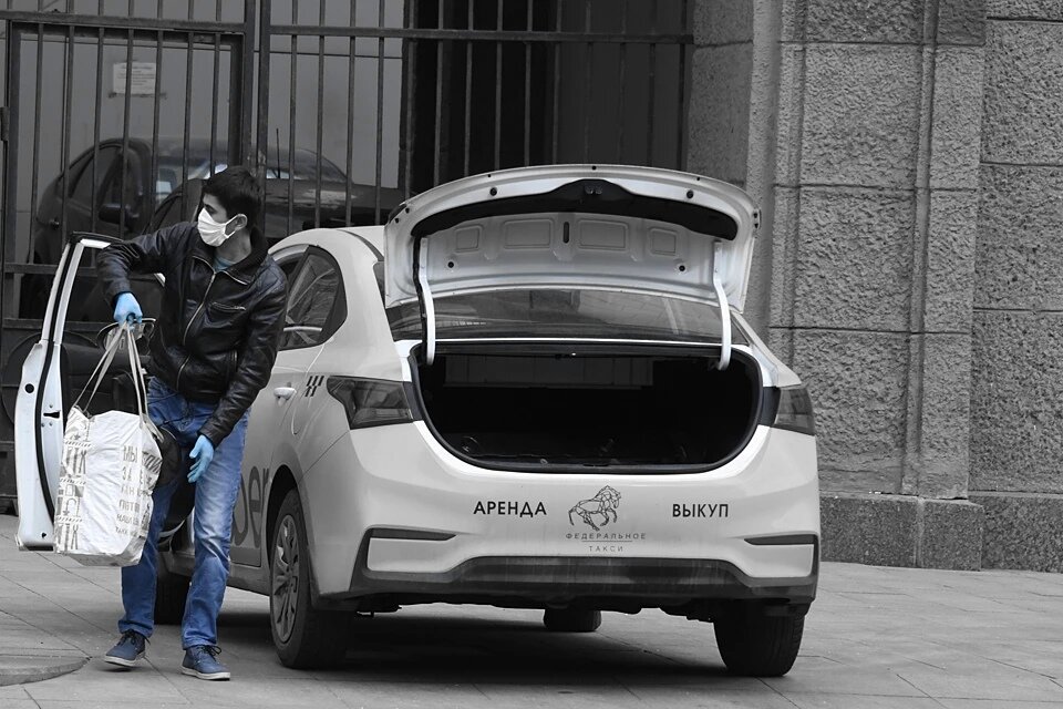 Анфиса чехова такси. Красивая девушка в такси. Женщина за рулем такси. Девушка в такси. Мария виннер.