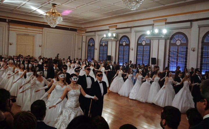 Вальс танец. Три вальса. Как нарисовать вальс цветов глинки 6 класс. Клавдия шульженко в брючном костюме. Три вальса ноты.