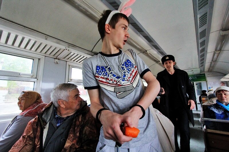 Проезд в электричке 350 рублей. Безбилетники в электричках. Безбилетники в общественном транспорте. Зайцы в электричках. Контроллеры в электричке.