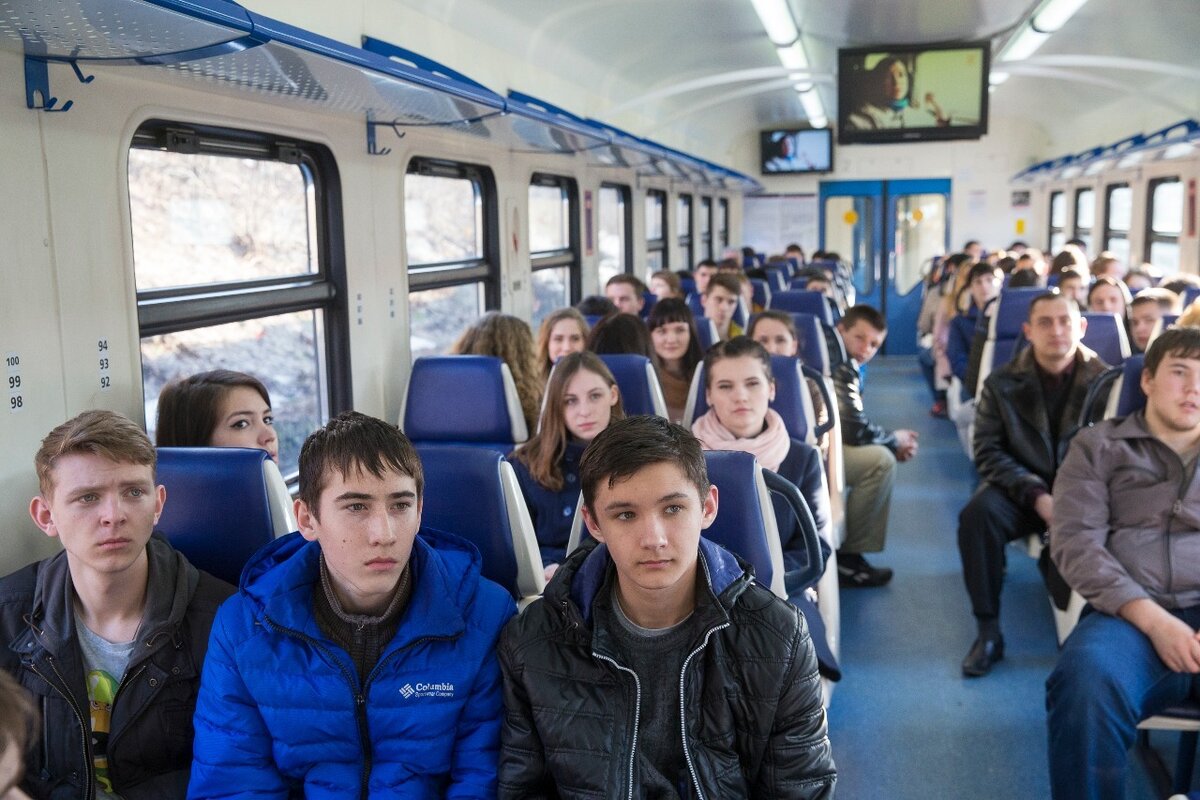 Академическая транспорт. Пассажиры в электричке. Студенты в электричке. Школьники в электричке. Пассажиры пригородных поездов.