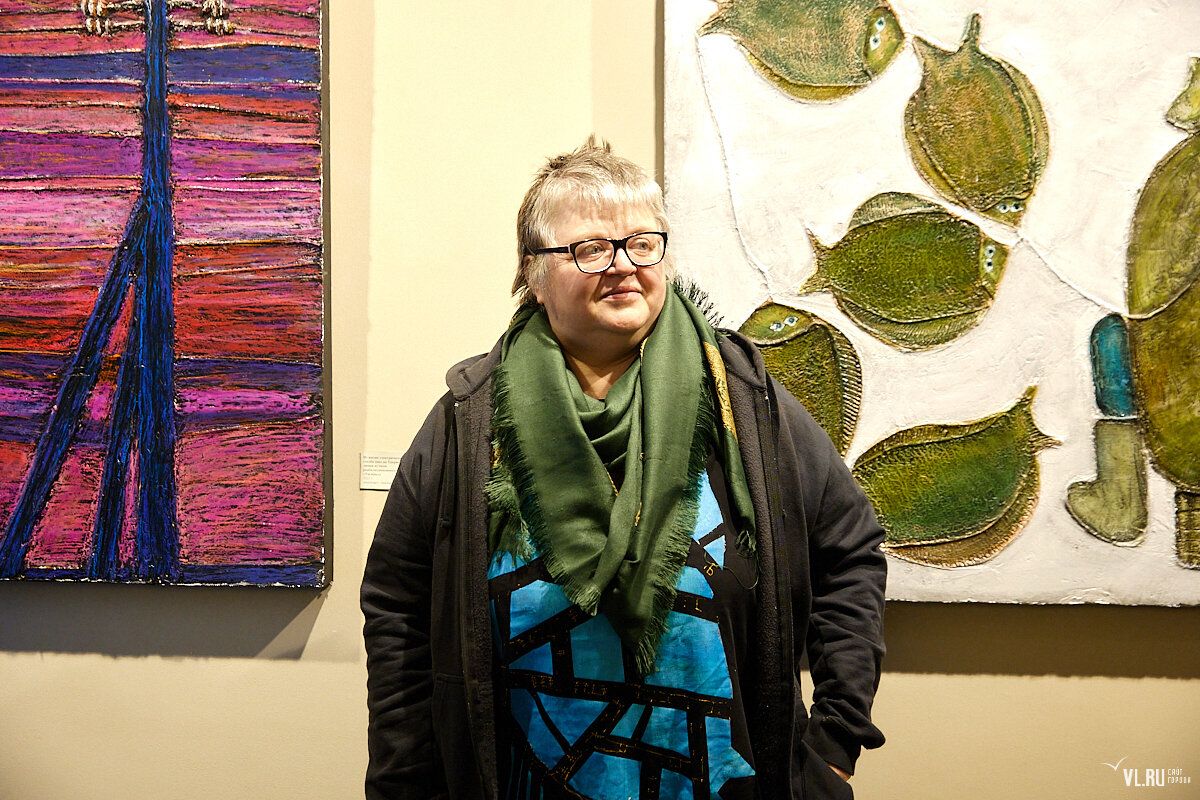 Прекрасная Лора и её картины на выставке во Владивостоке