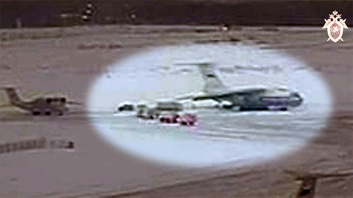 ПОГРУЗКА ПЛЕННЫХ В ИЛ-76 НА АЭРОДРОМЕ ЧКАЛОВСКИЙ. СКРИНШОТ КАДРА ВИДЕО СК РОССИИ