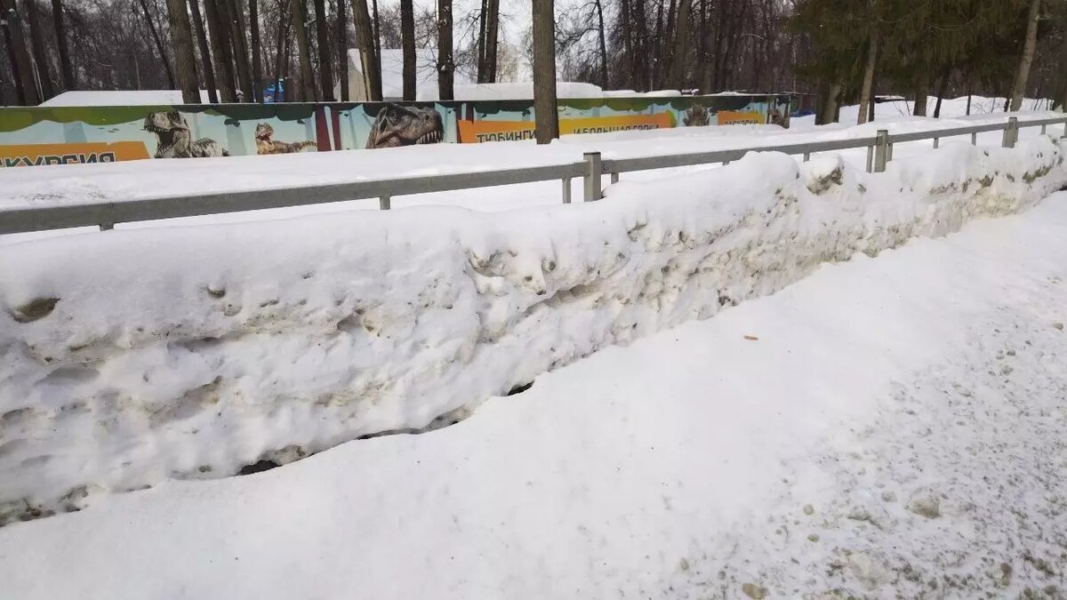     Жители Уфы продолжают жаловаться на качество уборки снега в городе.