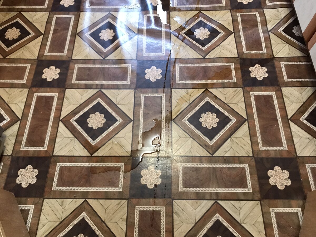 Лужа воды на полу. Фото Тищенко Василий.