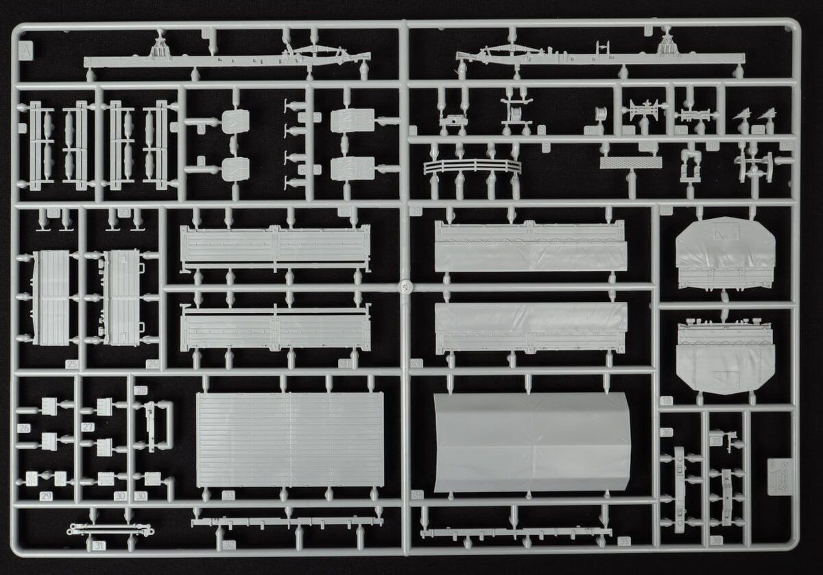 Обратите внимание на верхние секции литниковой решётки: да-да, это ни что иное, как лонжероны рамы