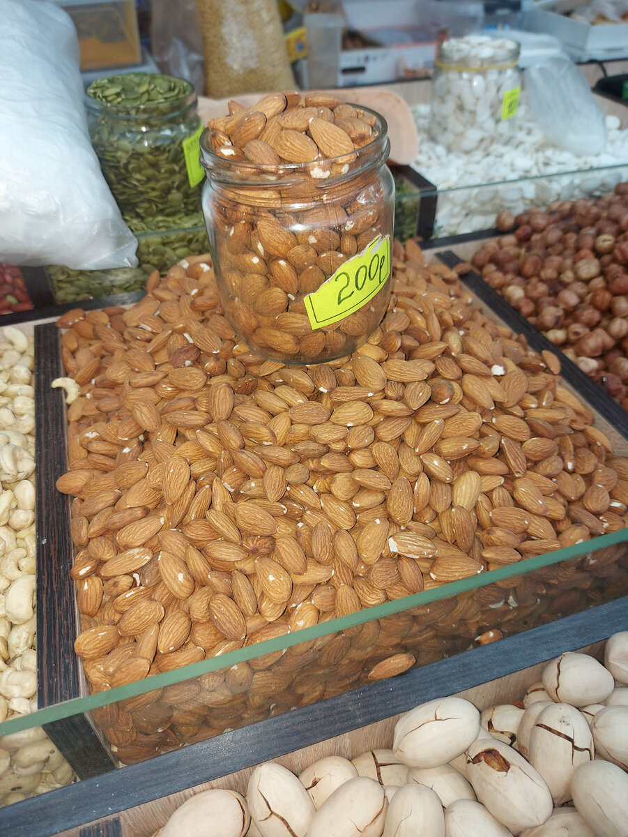 Миндаль. Всегда беру на рынке, стал моим любимым лакомством.