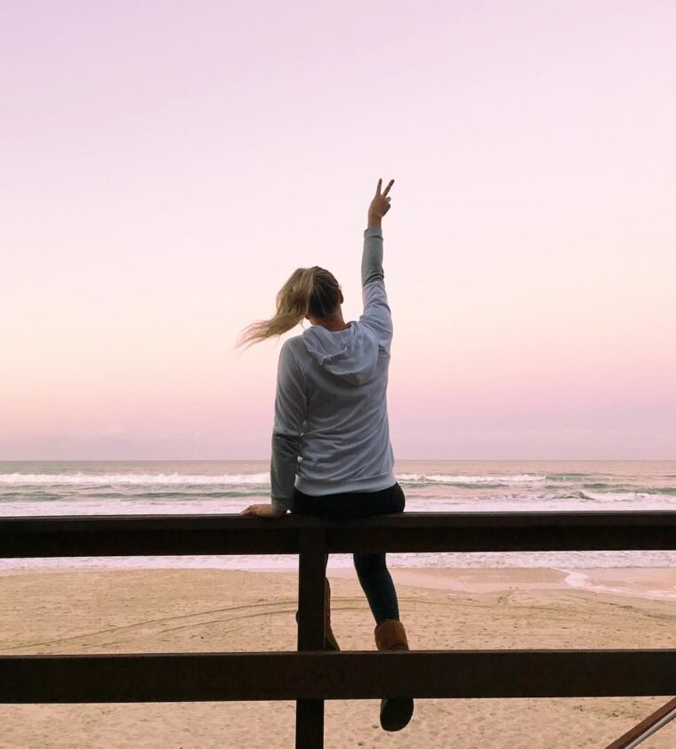 красивое падение. девушка падает. девушка падает. падающий человек. девушка летает.