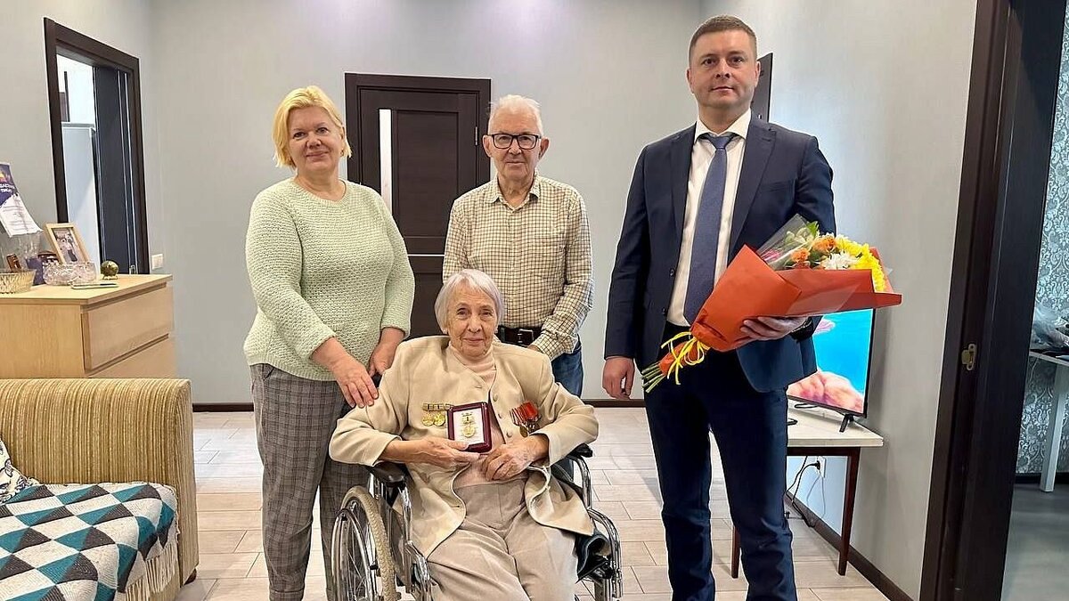    Блокадникам, проживающим в Западном округе, вручили памятные награды. Фото: администрация Западного округа