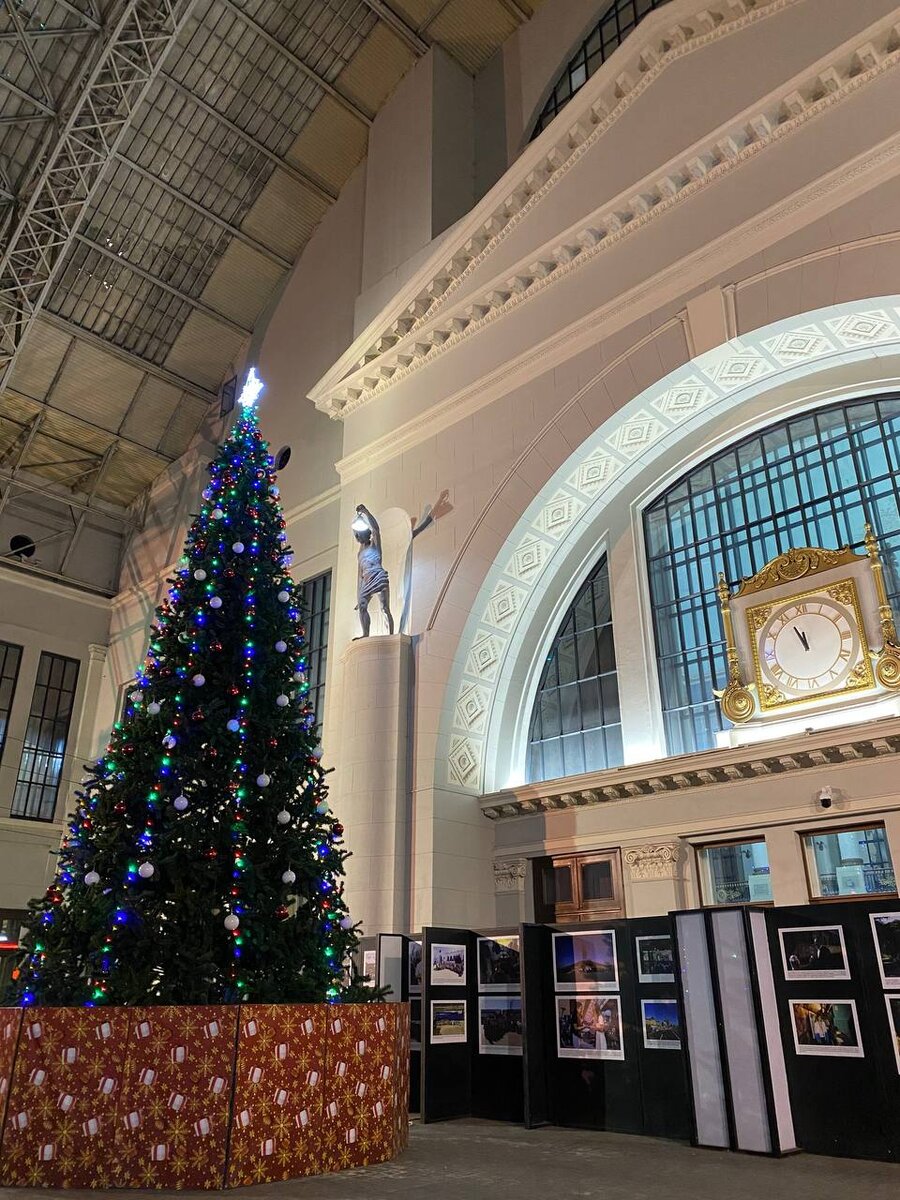  Киевский вокзал, ёлка еще стояла