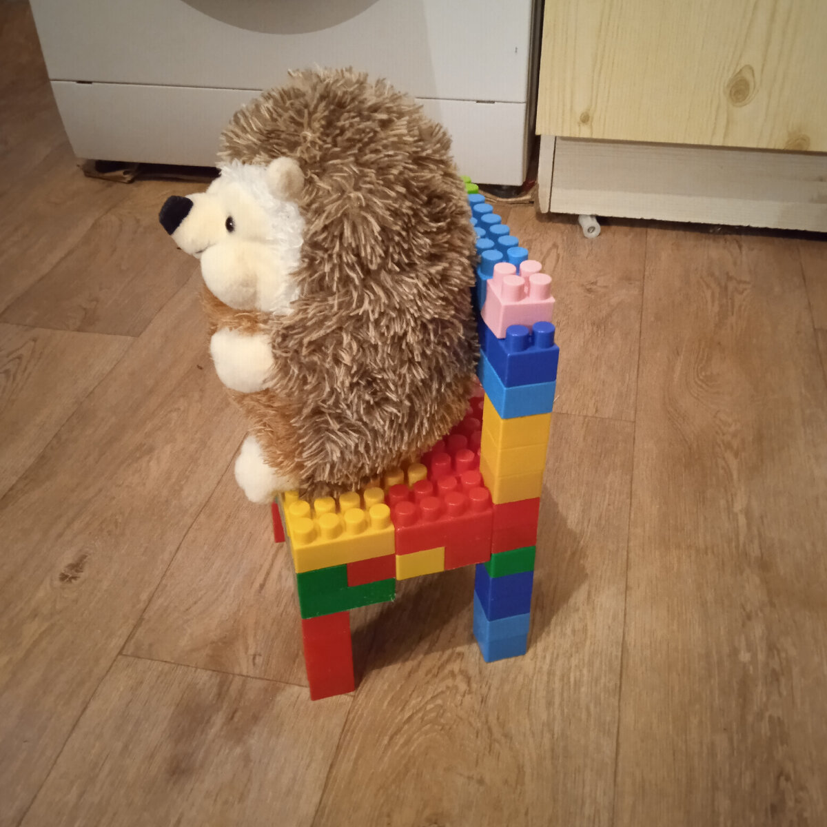 Смастерили стул для ёжика) 