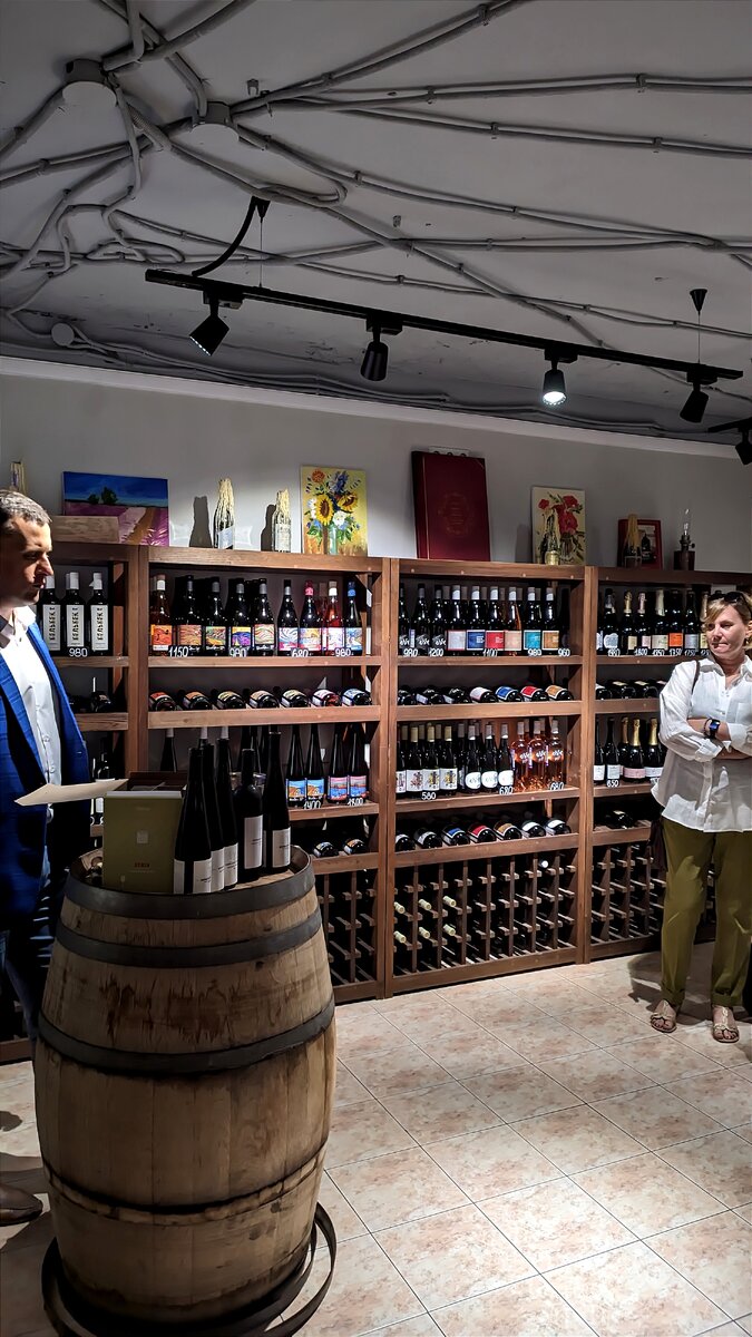 цинандали рэдиссон винный погреб. винные в венгрии погреба токай. винные подвалы трубецкого. винные погреба в горе в дунафельдваре венгрия. интерьер бара.