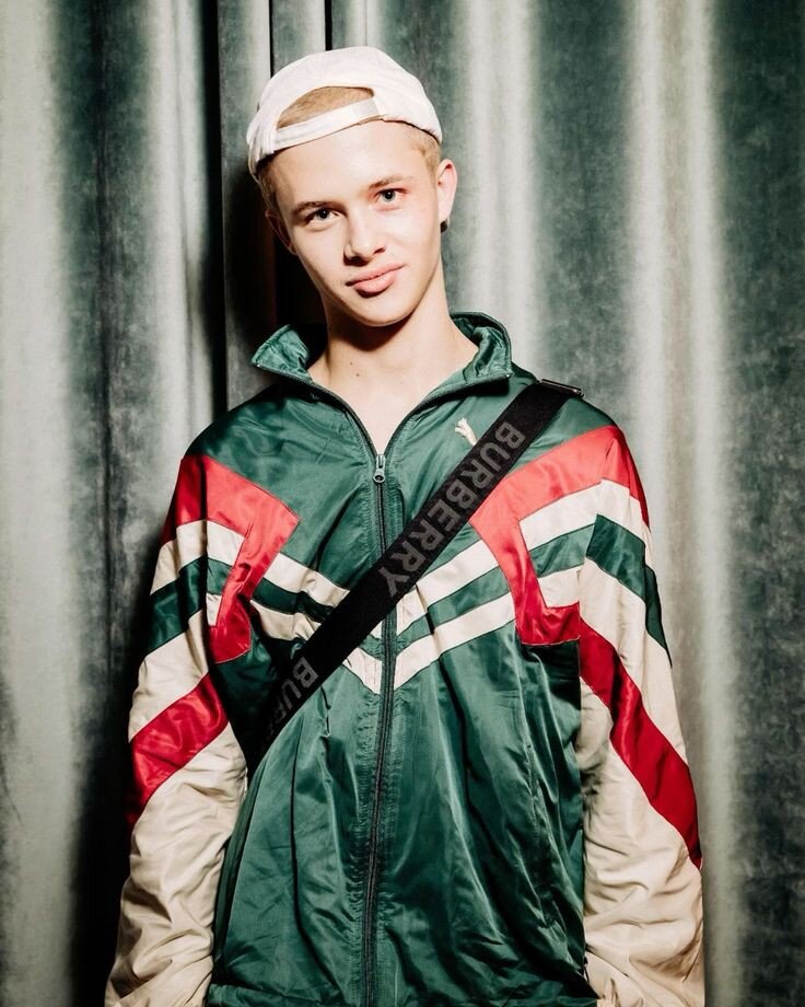 Счастливые школьники. Образование в россии. Студенты в лондоне. Выпускник вуза. Учеба в родном городе.