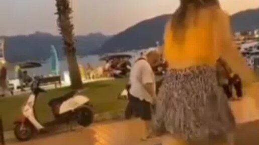 Куда все бегут. Они бегут бегут бегут песня. Они бегут бегут бегут песня. Они бегут бегут бегут песня. Песня бегут года слова песни.