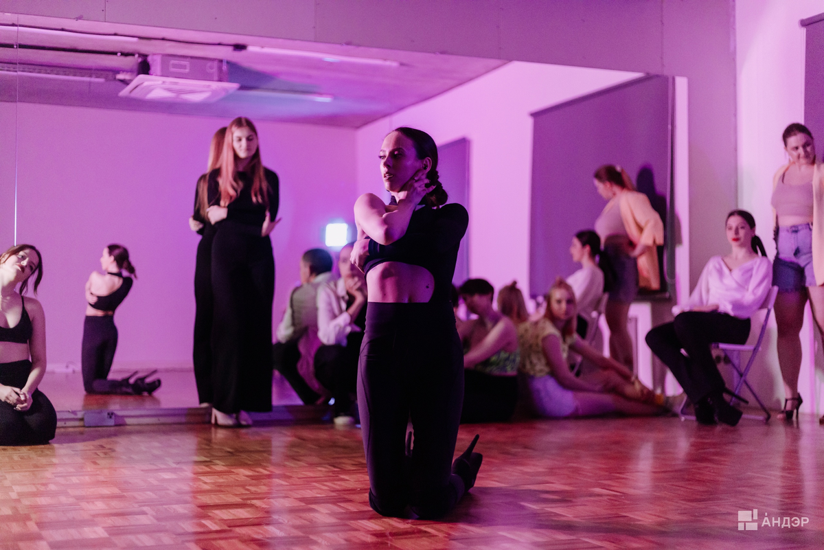 Коворкинг. Студия паровоз аниматоры. Студия вакансии. Коворкинг офис. Программист битрикс сергей березовский фото.