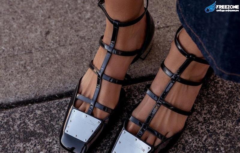 Джиджи хадид показ мод 2022. Miu miu 2023. Модный показ. Белла хадид показ мод в париже. Какие тренды в моде 2024.