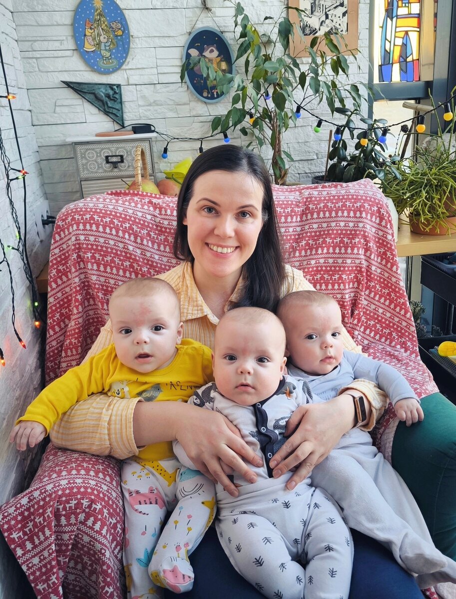 7 месяцев. Уже традиционное фото в кресле с малышами. Миша, Коля, Паша