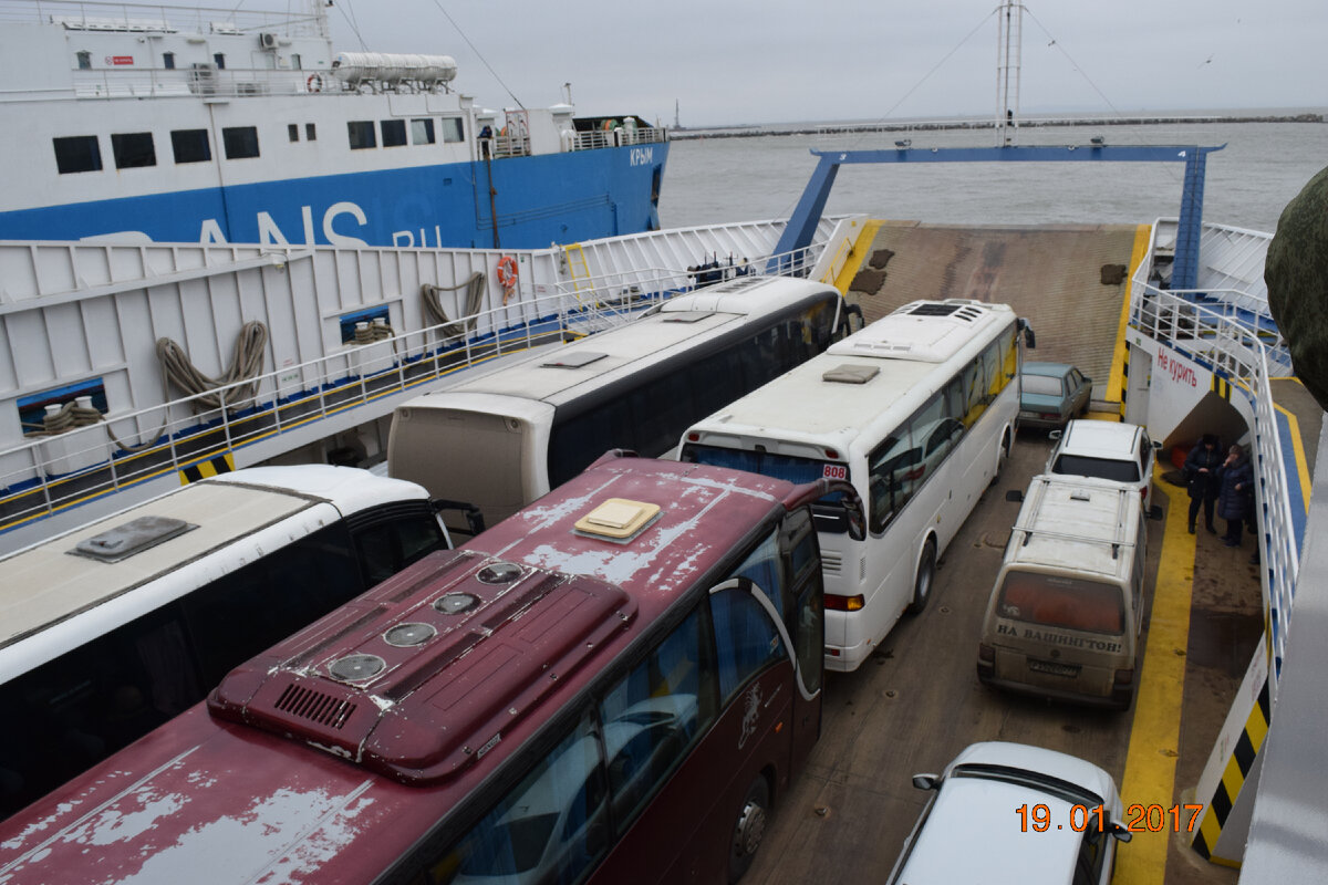 Загрузились на паром.