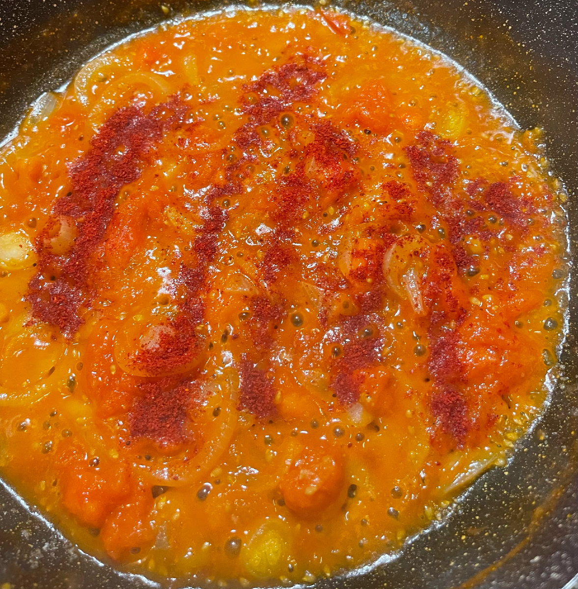Я очень часто готовлю дома совсем простое блюдо, про которое можно сказать «пальчики оближешь»! Яичница со свежими помидорами – это именно такой вариант.-2