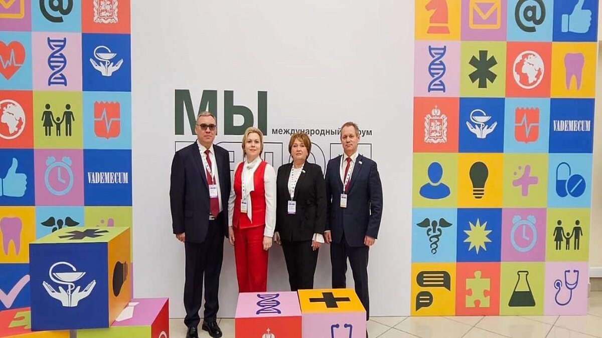 Логотип медлайф тюмень. Хорошая медицинская компания. Группа врачей. Специалисты медцентра. Хорошая медицинская компания.