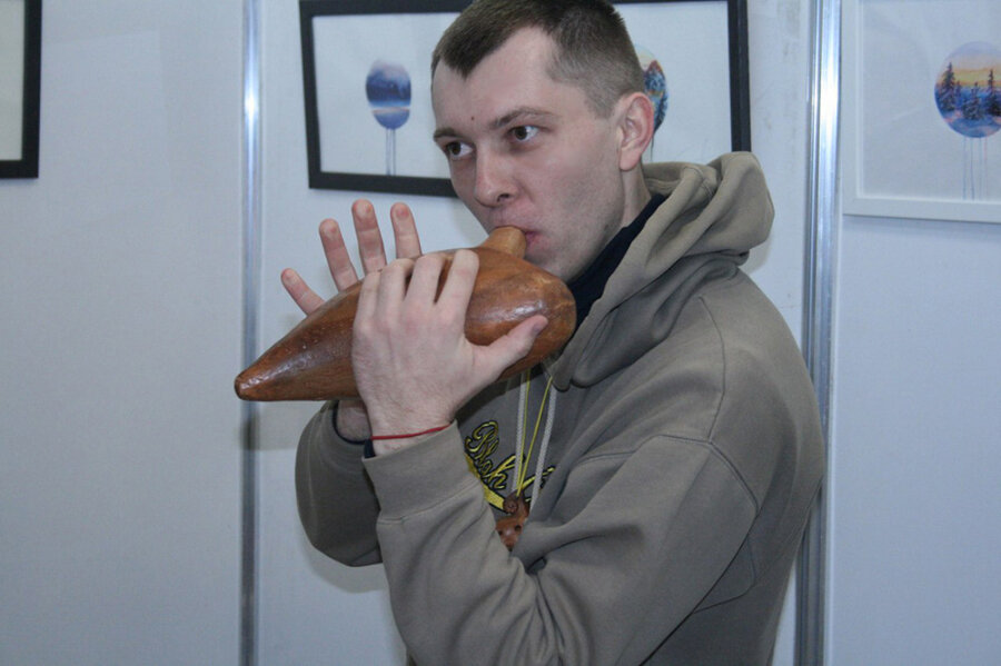     Работа на гончарном круге завораживает, убежден уроженец Копыля, керамист-гончар Василий Щерба