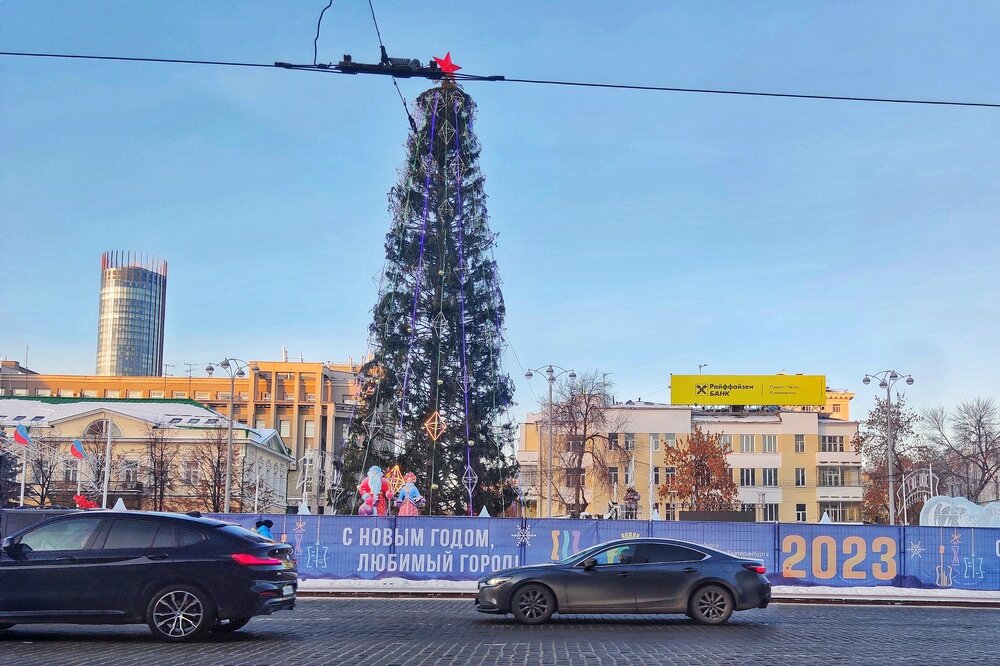 Нашла снимок елки в 2022 году. Кстати, на фотке выглядит лучше, чем вживую))