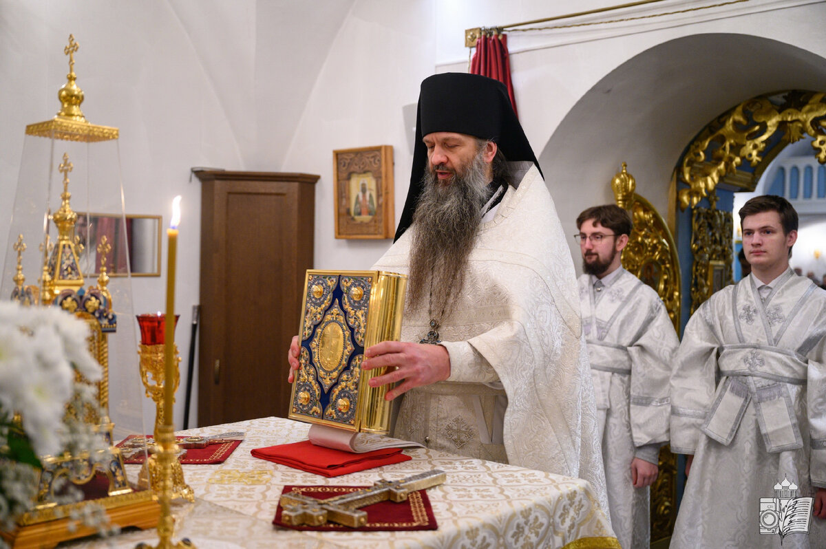 Ура каникулы. Счастливые дети на море. Три года каникул. Летние каникулы. Открытка конец учебного года.