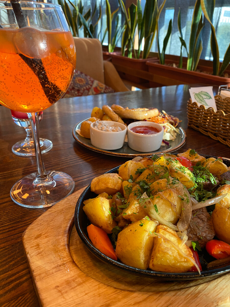 человек любящий вкусно поесть. животные и еда. люблю вкусно поесть. открытка люблю покушать. человек любящий вкусно поесть.