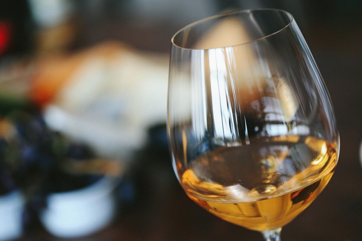 Шардоне — один из популярных международных сортов, который часто используется в разнообразных стилистиках, как в сухом, так и сладком исполнении 