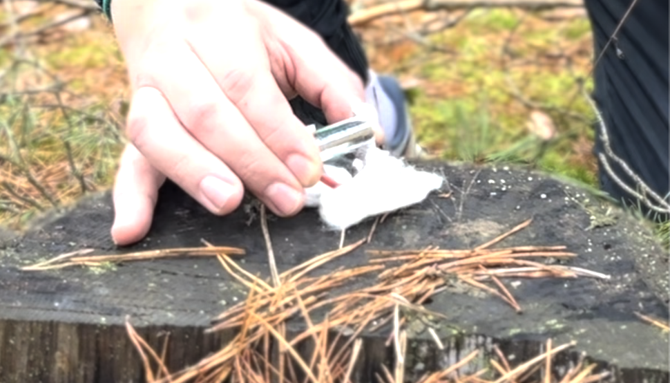 Подносим эту конструкцию к вате.