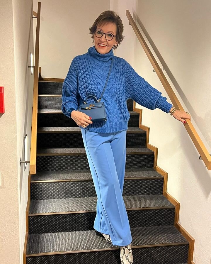 пожилая женщина в платье. блузки женские стильные для женщин элегантного возраста. блузки для женщин элегантного возраста. платье из шифона для женщины 50 лет. блузки для полных женщин.