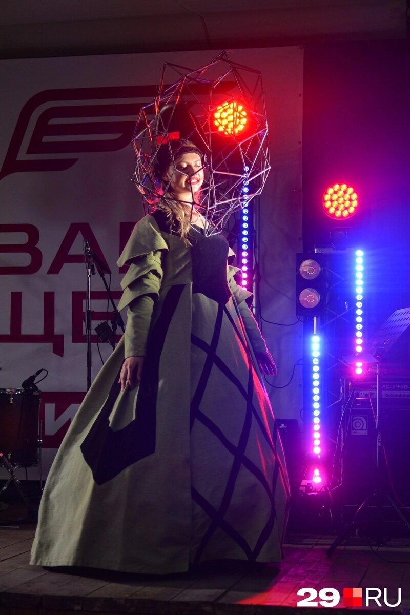 Это было очень клёва! Все эти работы сделаны из сварочных приборов. На мне было платье королевы из сварочного костюма, в нём продумана каждая деталь, а особенно Монархическая корона её тоже сваривали.