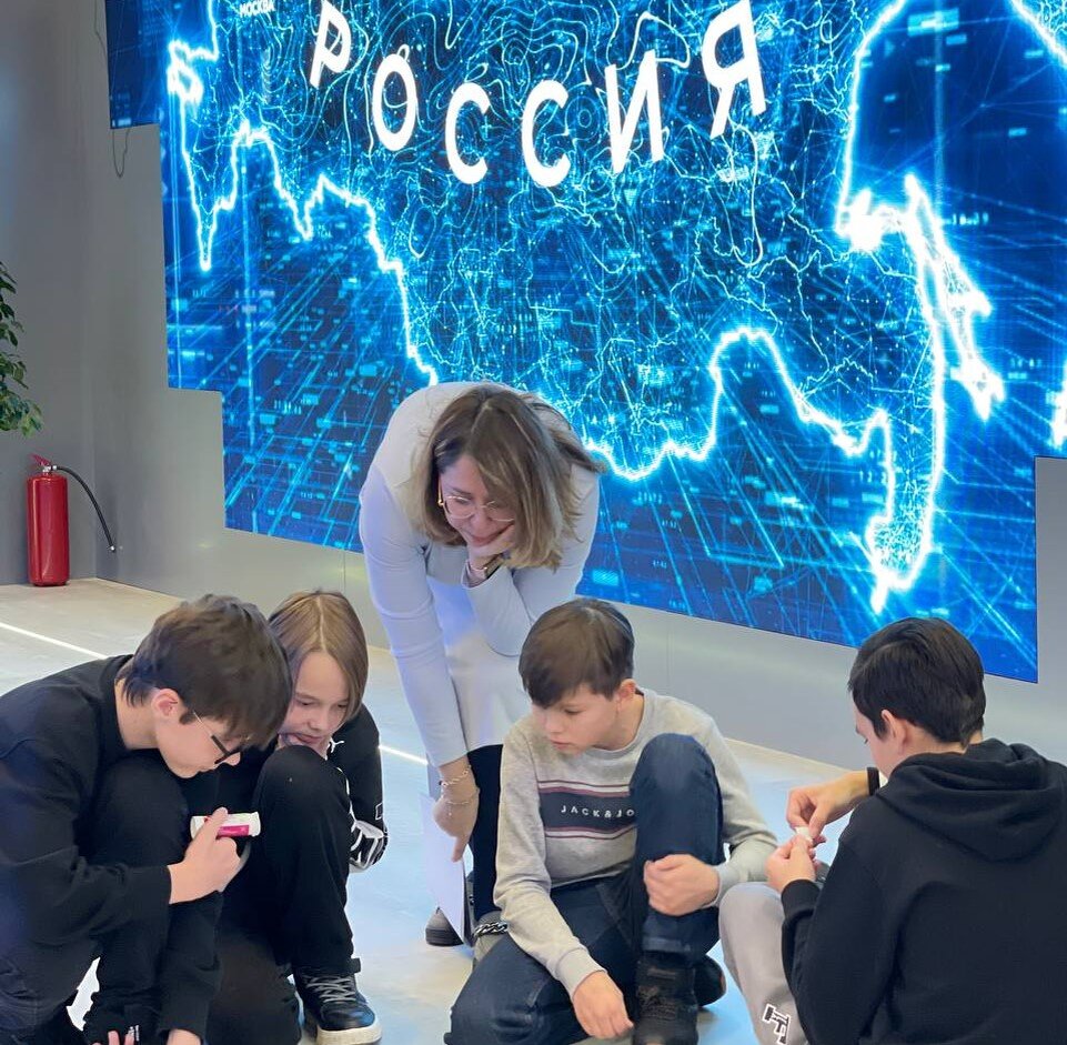 карьерная лестница. первый профессиональный успех. первый профессиональный успех. повышение по карьерной лестнице. стремление путь к успеху.