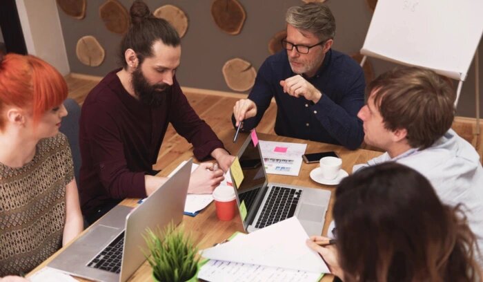 Массовые мероприятия креативные. Собрание в офисе. Аудитория людей. Бизнес тренинг. Успешный оратор.