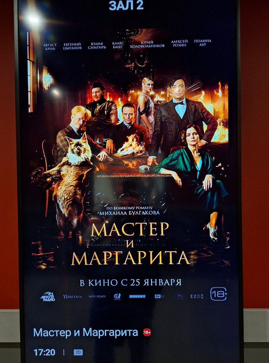 Предлоги маста на английском. Мимо на английском. Группа людей на улице. Мимо на английском. Предлоги в англ яз в таблицах.