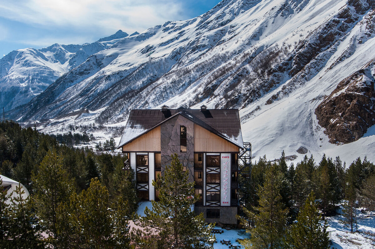 Отели и гостиницы в Эльбрус, где остановится, цены, рядом с горнолыжными трассами и подъемником, с питанием и завтраком, отзывы, парковка, с бассейном.с животными