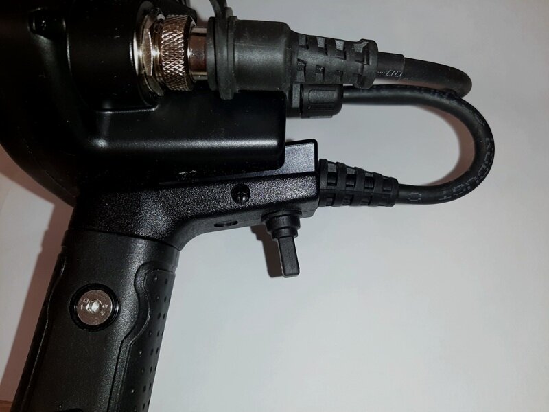 АКА Интроник - название АКА, как бы обязывает к наличию курка.