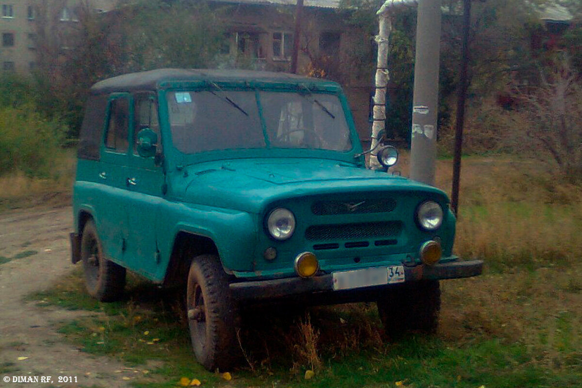 УАЗ-469, 1975 года выпуска. У автомобиля ещё нет вентиляционных отверстий на боковинах капота, белые подфарники старого образца, нет боковых повторителей сигнала поворота. Раритет.